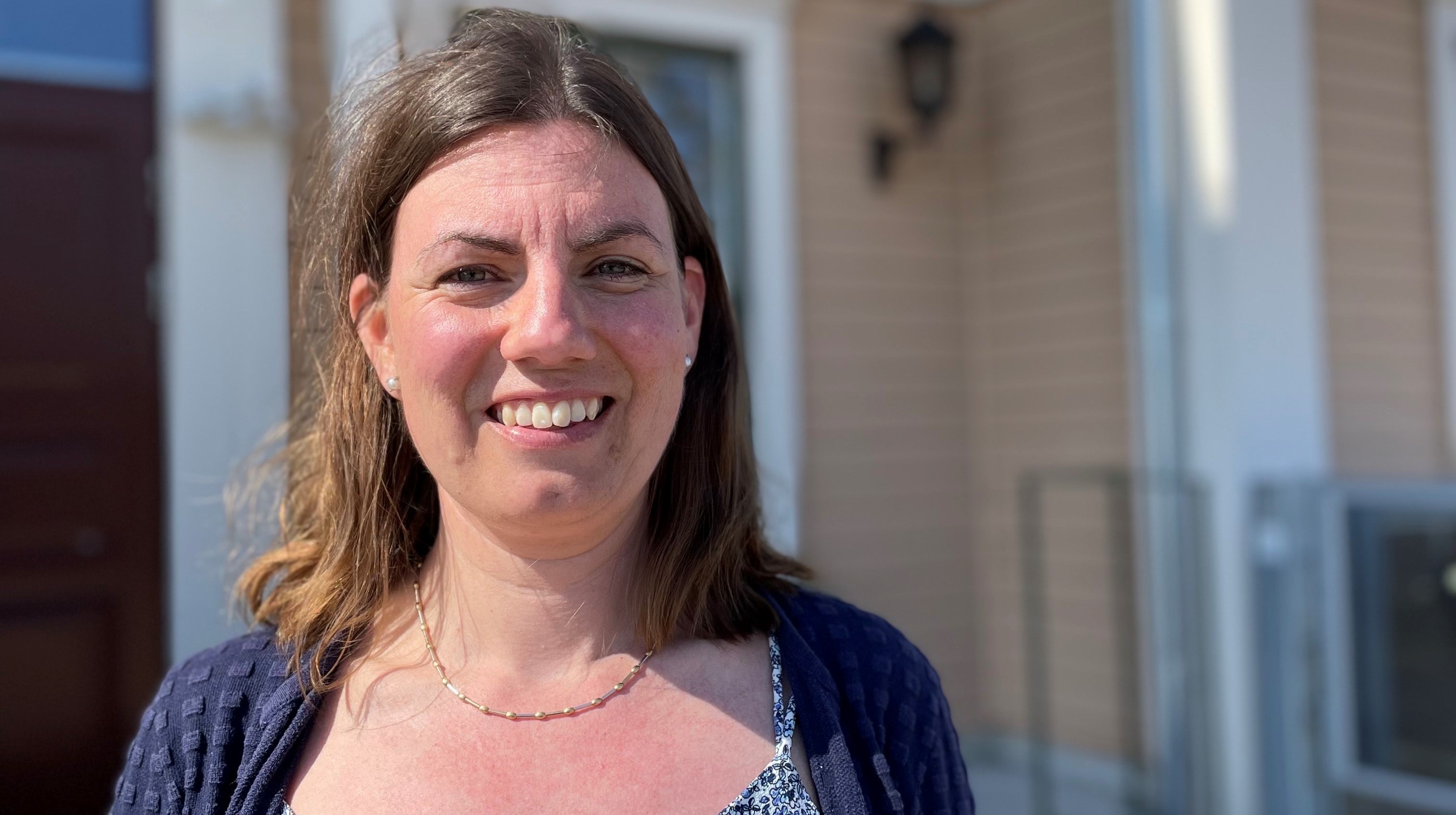 Madeleine står framför den gula villan