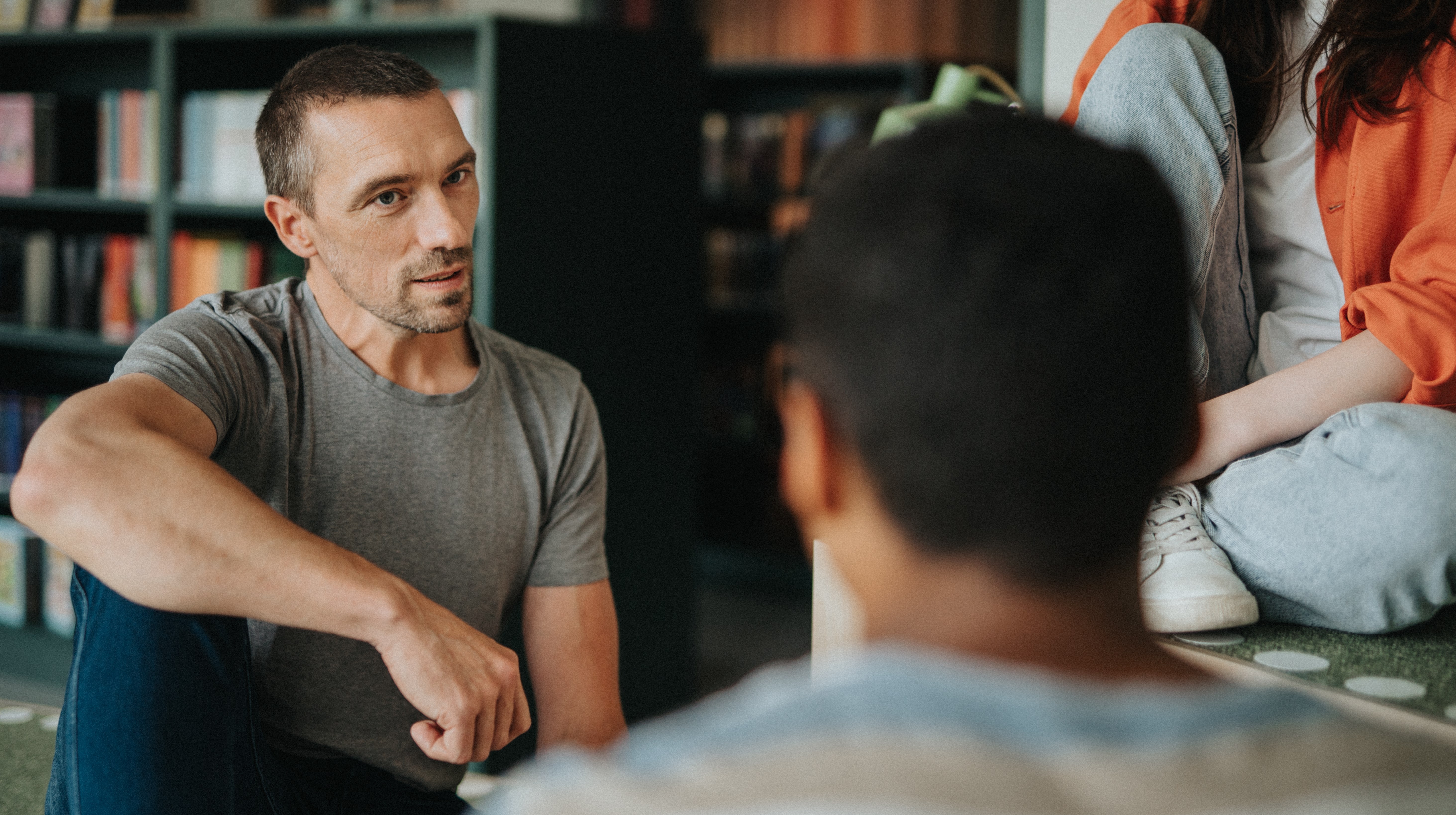 Ungdom diskuterar med professionell