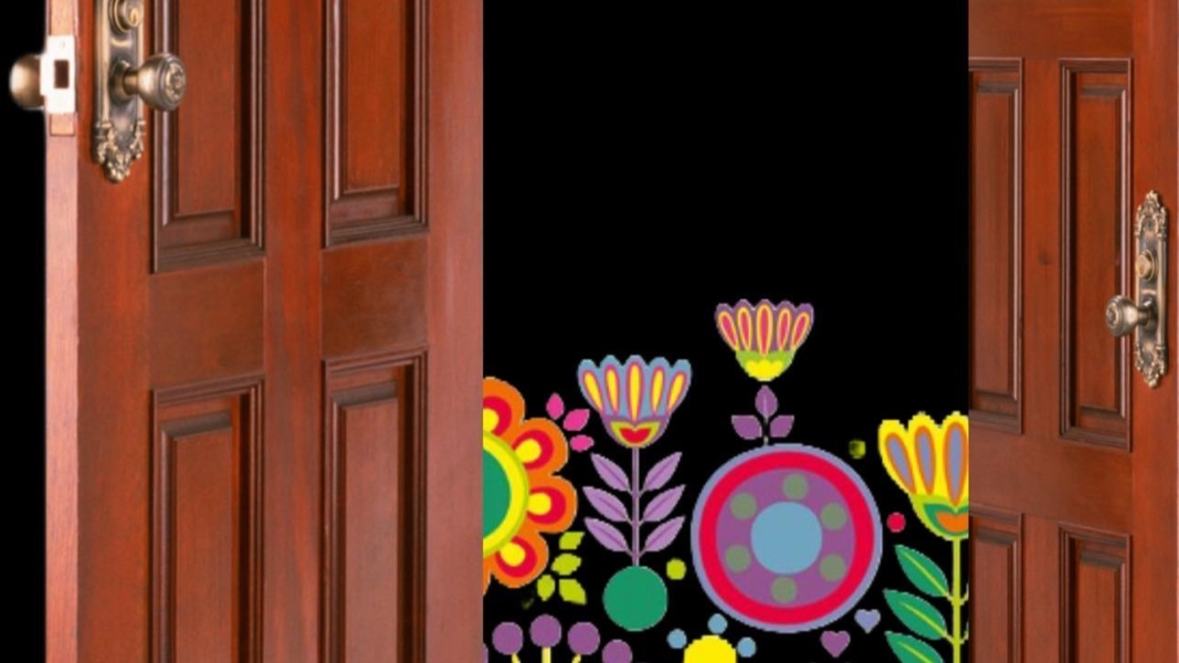 Två, öppna, tunga trädörrar. Emellan dem svart bakgrund och grafiska, fantasifulla blommor i starka färger.