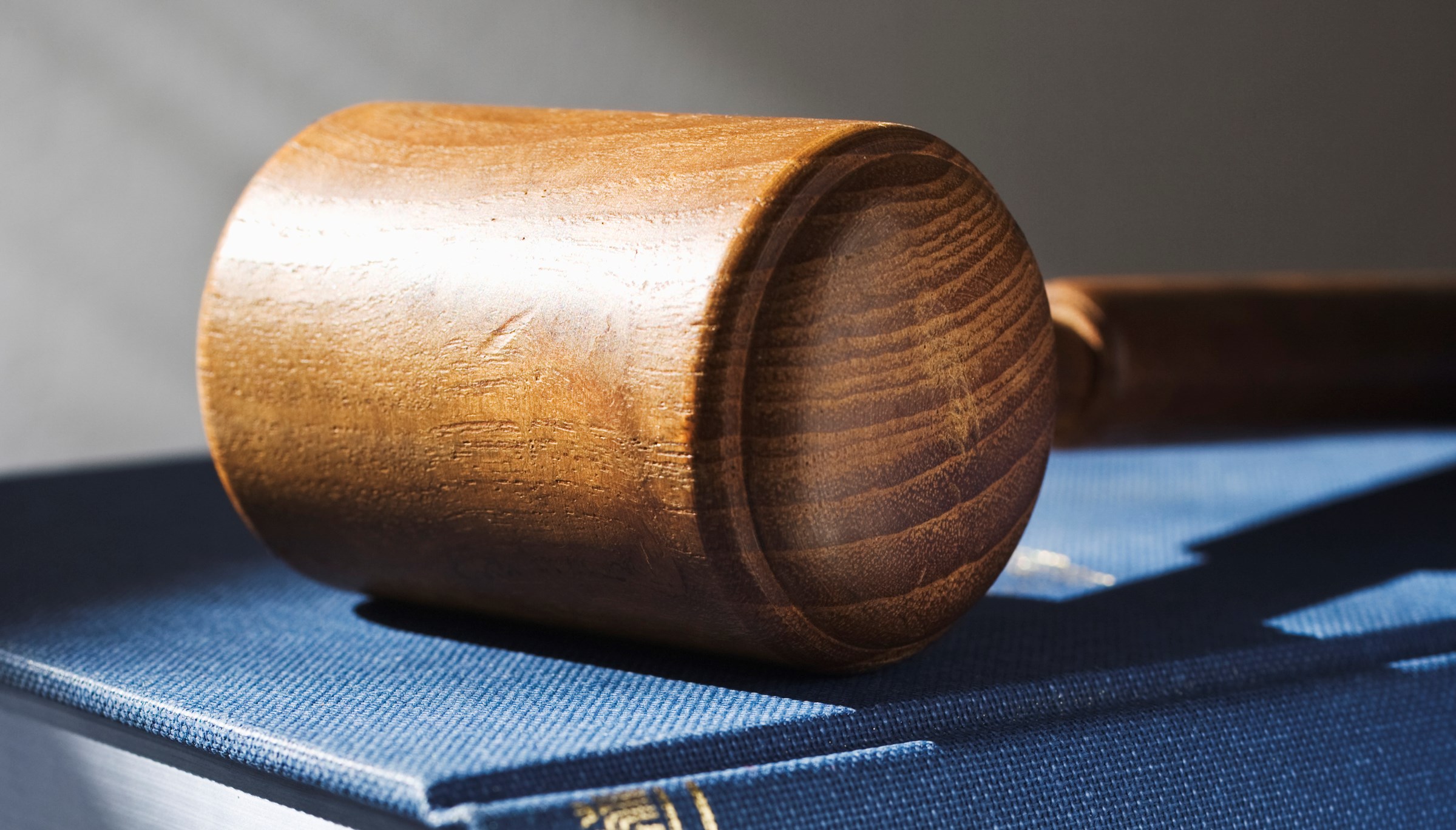 Domarklubba på en lagbok.