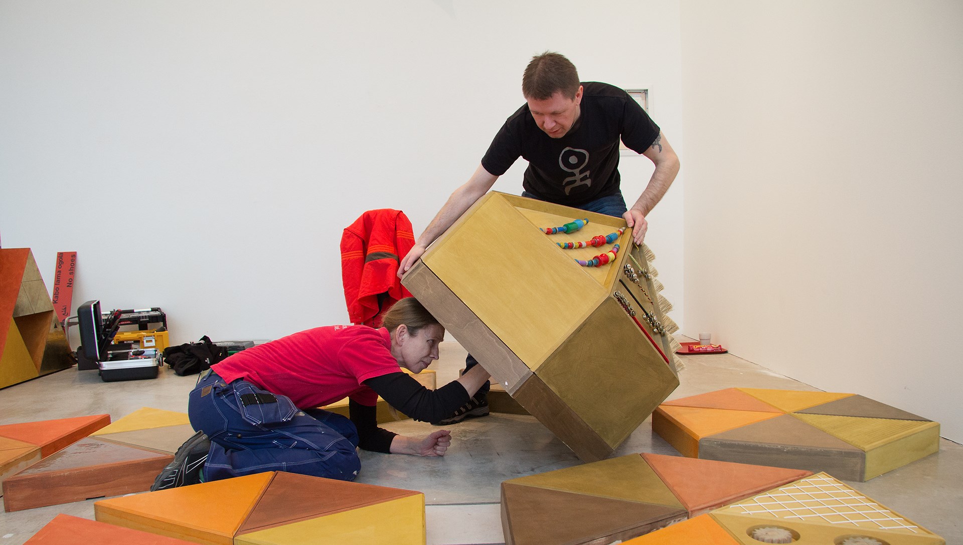 Ida Lagnander och Micael Eriksson bygger utställning