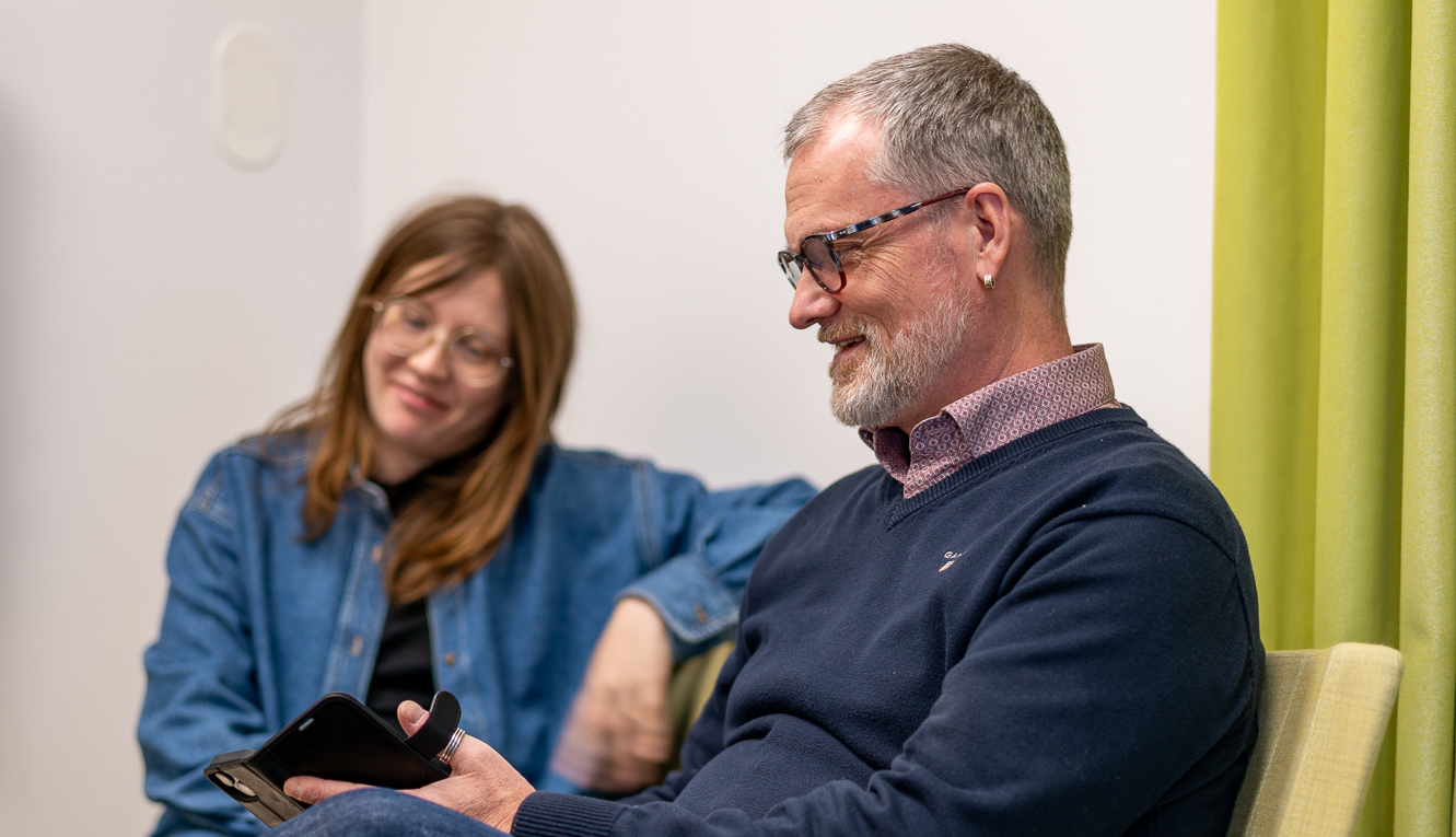 En kvinna och en man pratar med varandra