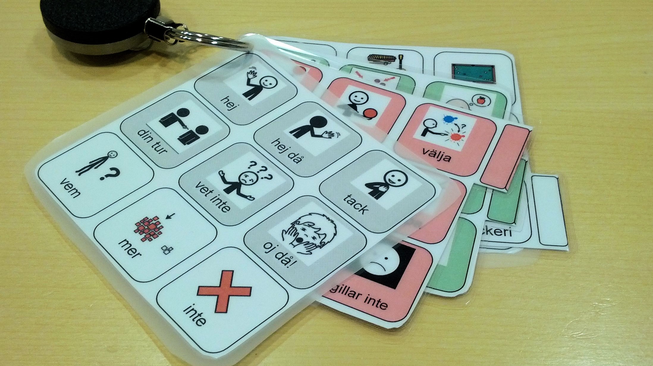 En knippa med fyra sidor med nio bilder vardera