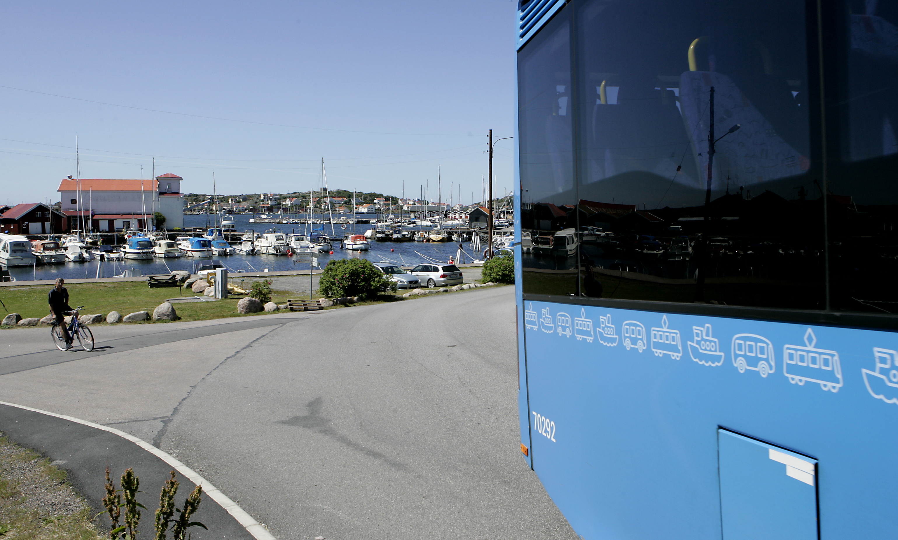 Älvängen 100706. Västtrafikbuss på Björkö.