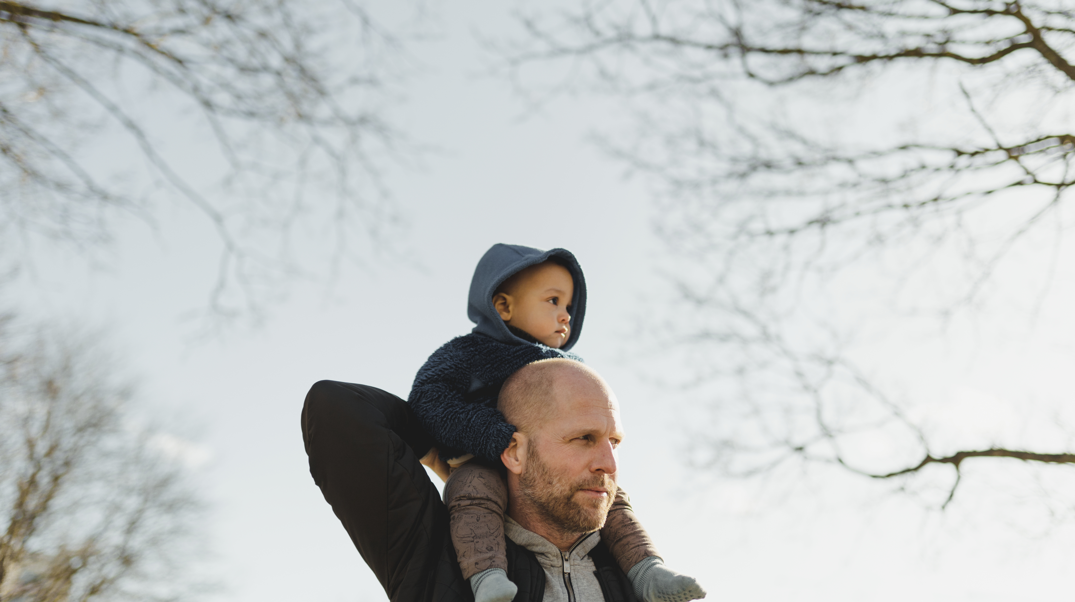 Pappa och barn på promenad