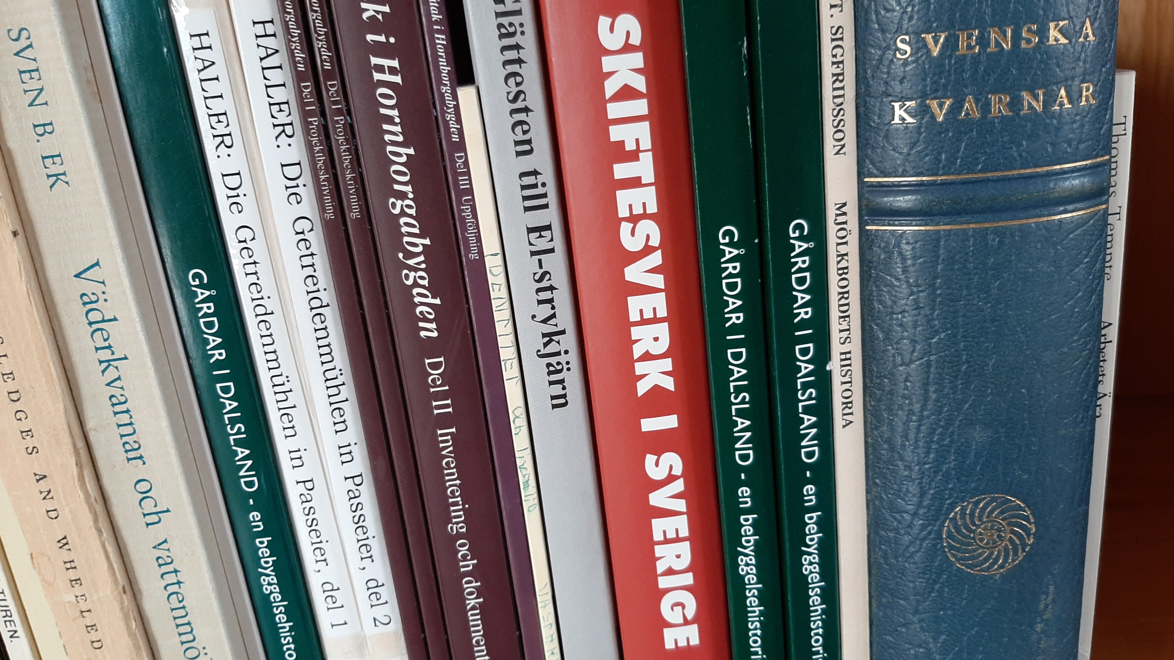 Böcker i en bokhylla.