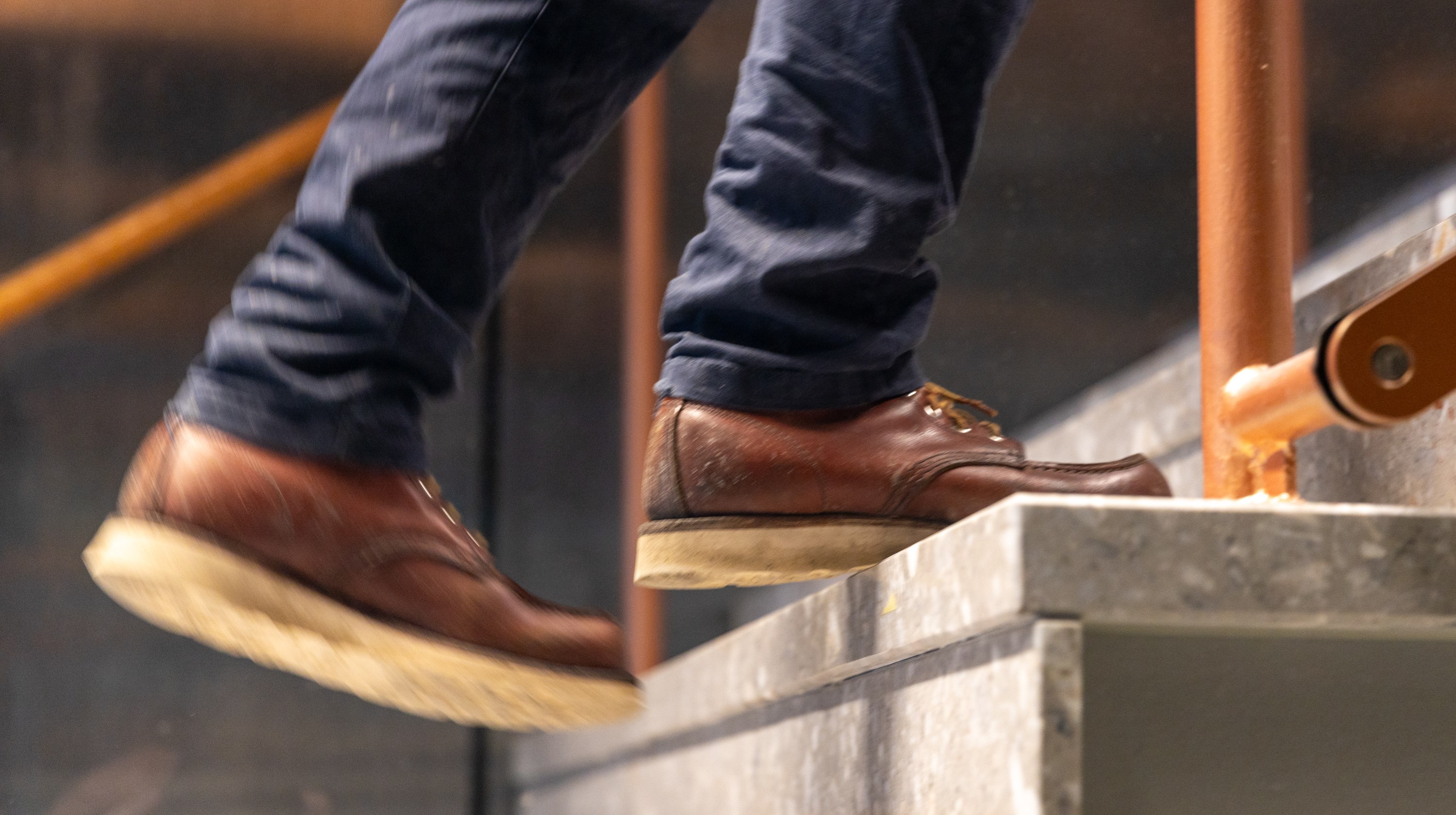 En person som går i en trappa.