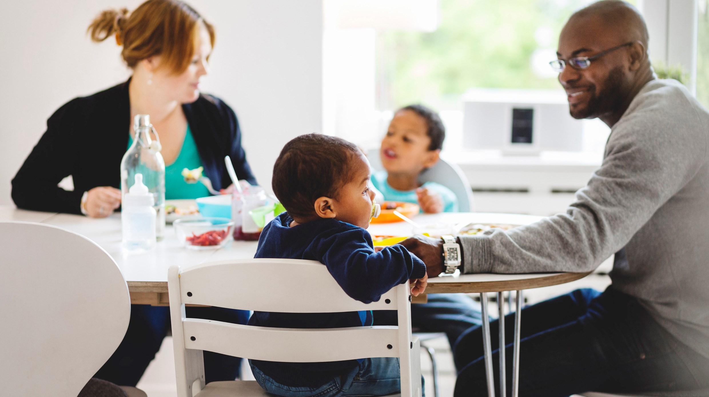 Familj äter måltid