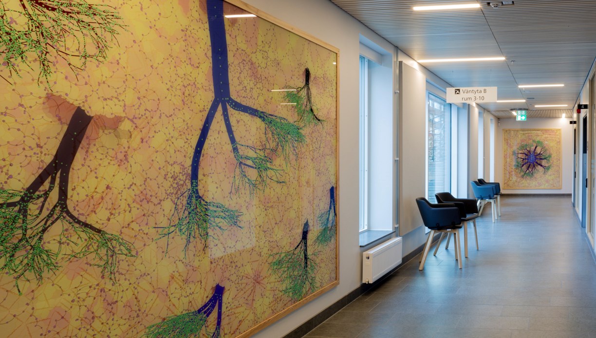 Konstverk på vägg i en korridor