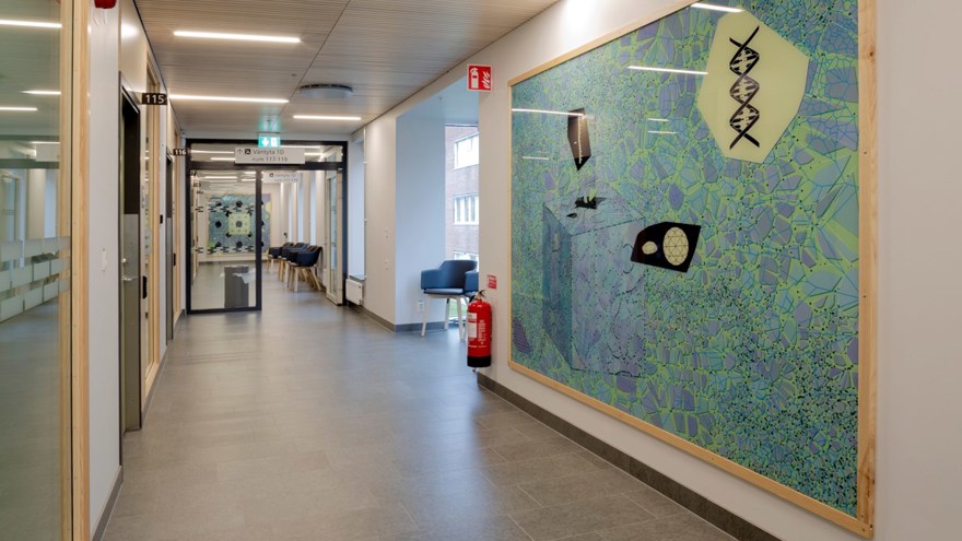 Konstverk i turkosa toner i en korridor