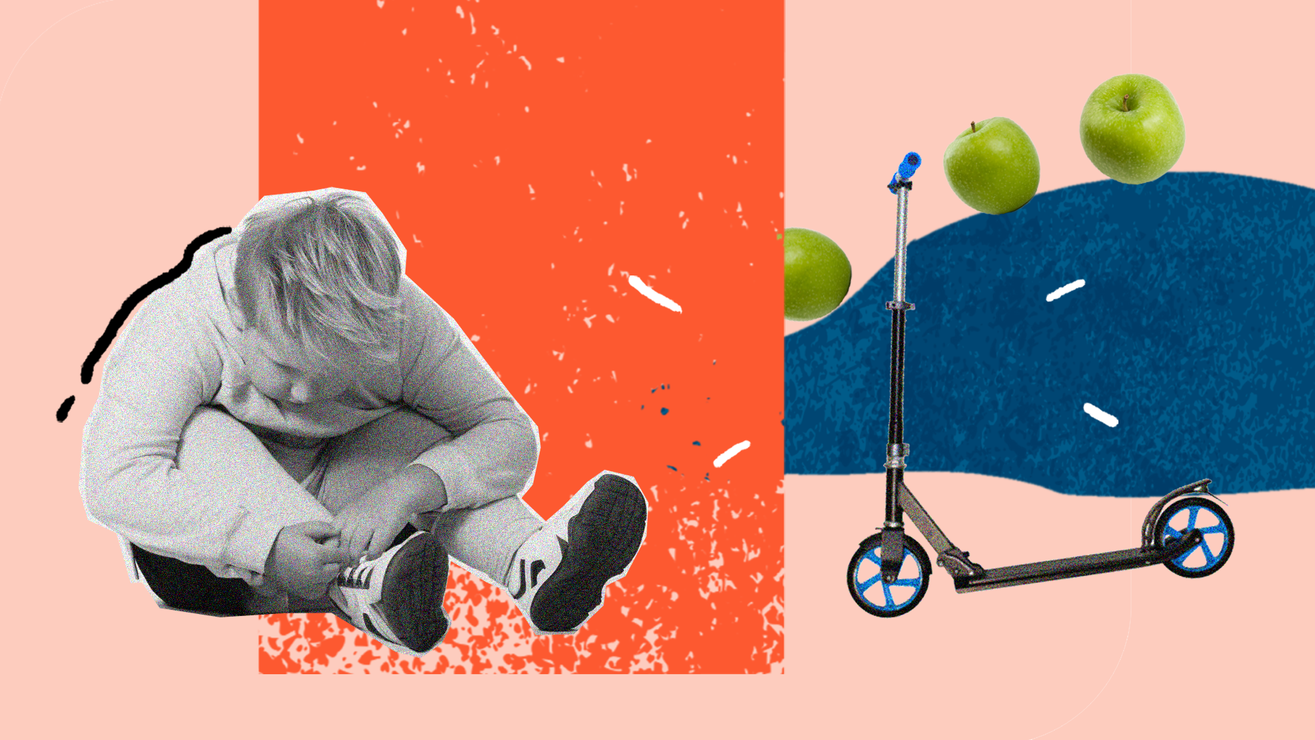 En liten pojke sitter, intill en sparkcykel och äpplen.