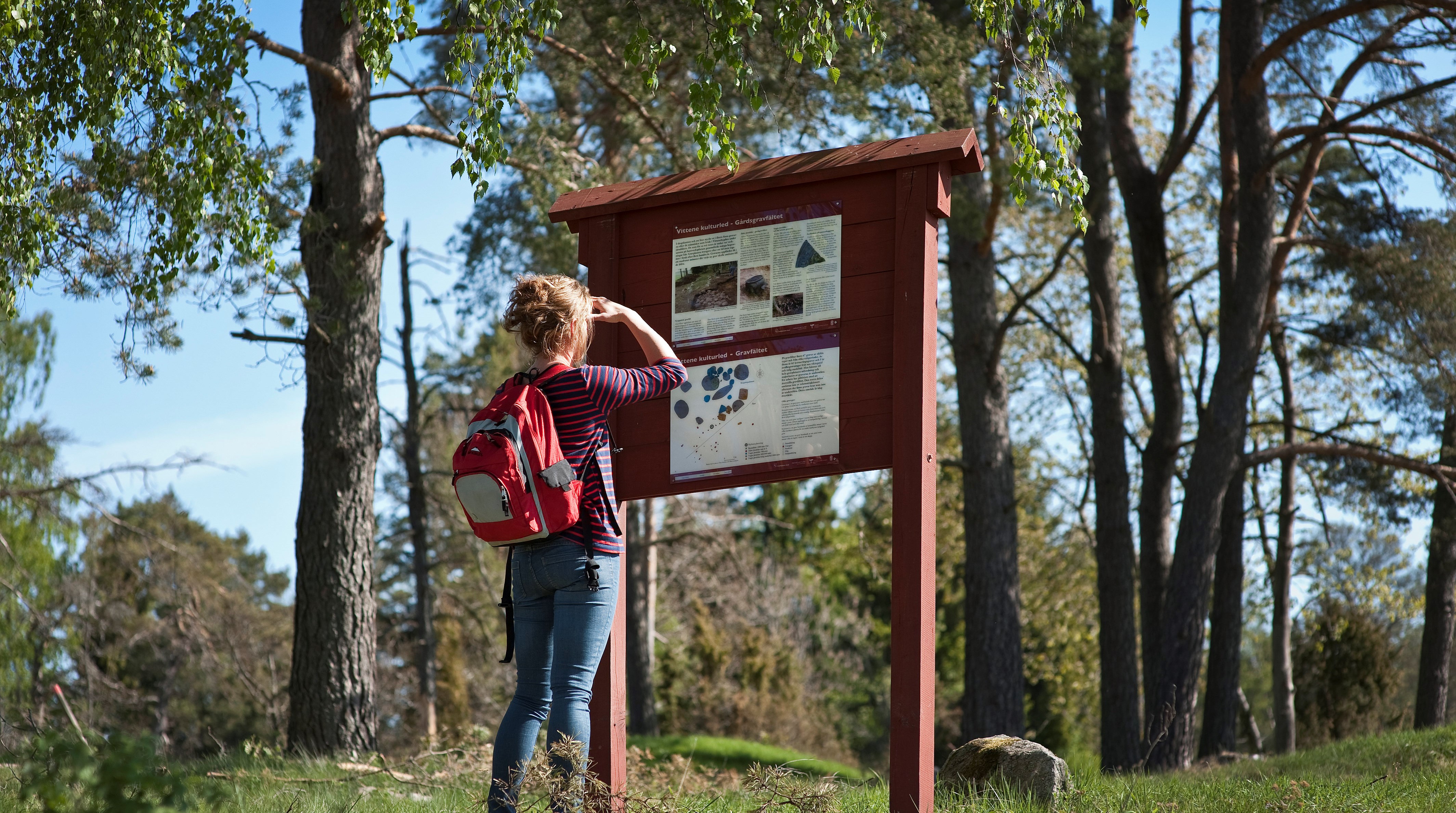person tittar på en informationstavla