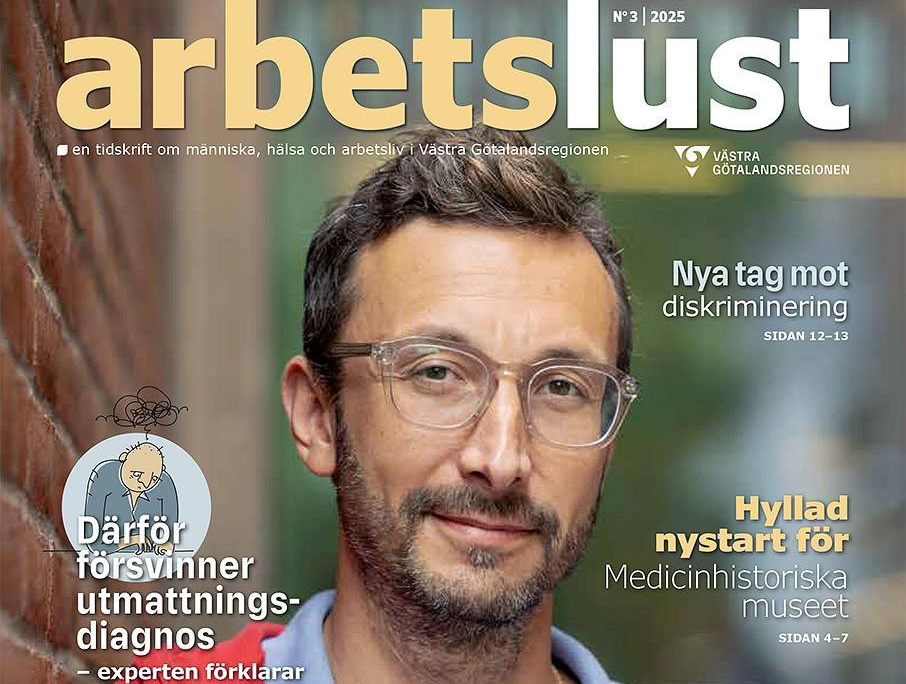 Man i glasögon, röd kofta och blå vårdkläder ler mot kameran