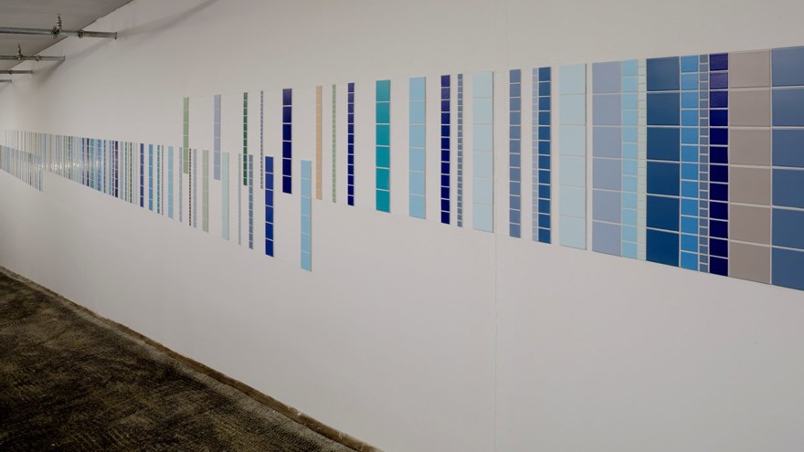 Vägg med infälld konstnärlig utsmyckning i garage