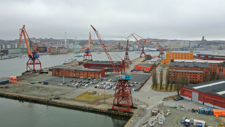 Kran 43 bredvid andra fem andra kranar i samma område.