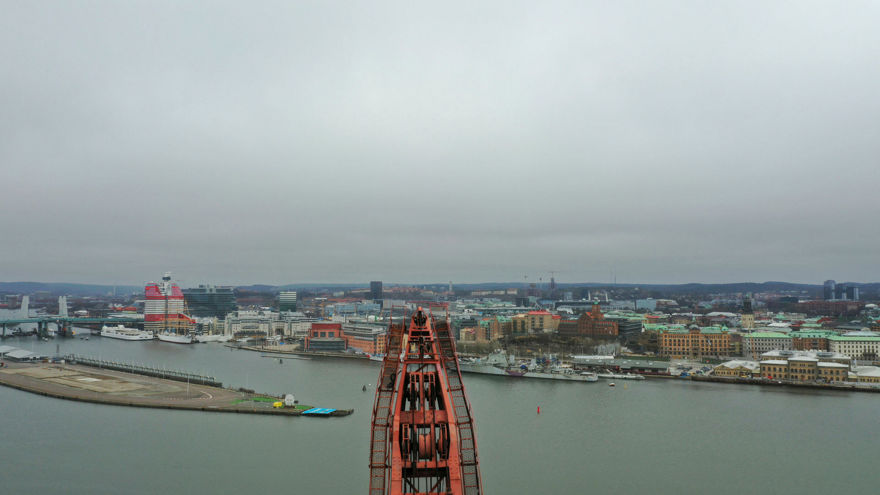 Ovanifrån, lyftkranens spets med Göteborgs siluett i bakgrunden, byggnaden läppstiftet och operan syns