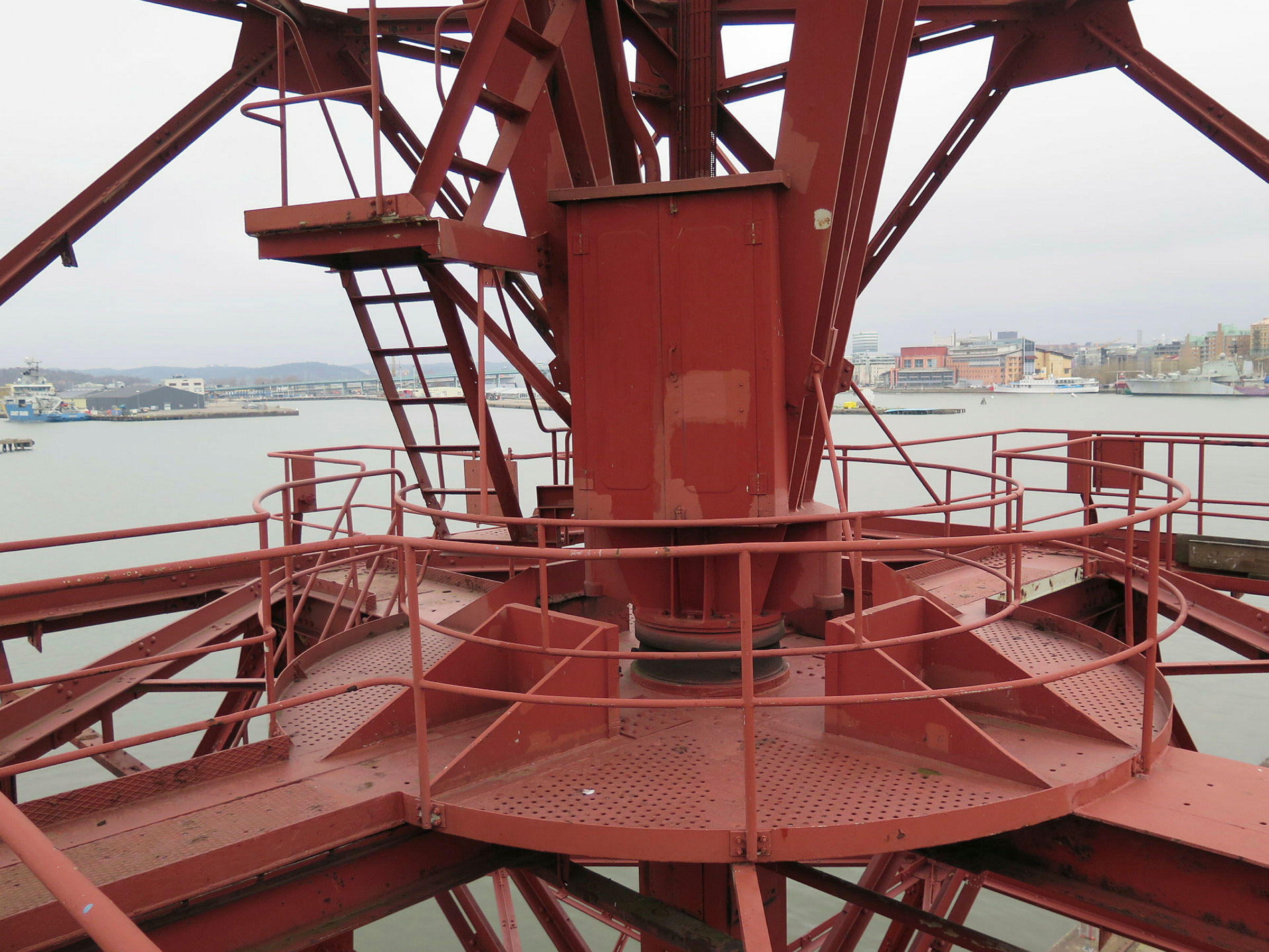 Inzoomad del av kran 43, mittenpartiet med trappor och räcken