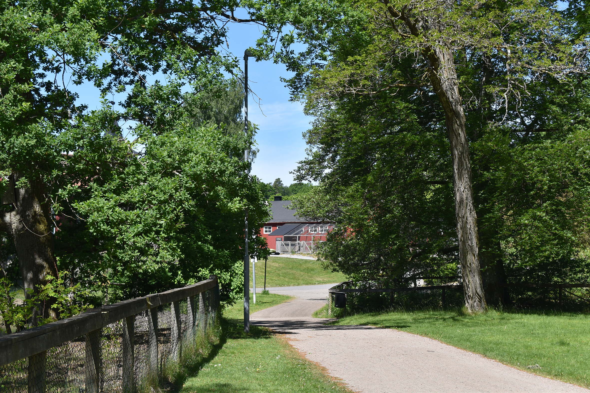Grusgång i Nolhagaparken. Längre fram ser man Nolhaga lantgård.