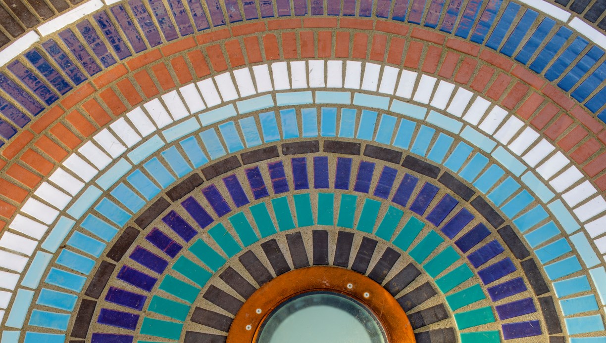 Rundel med färgade kakelplattor