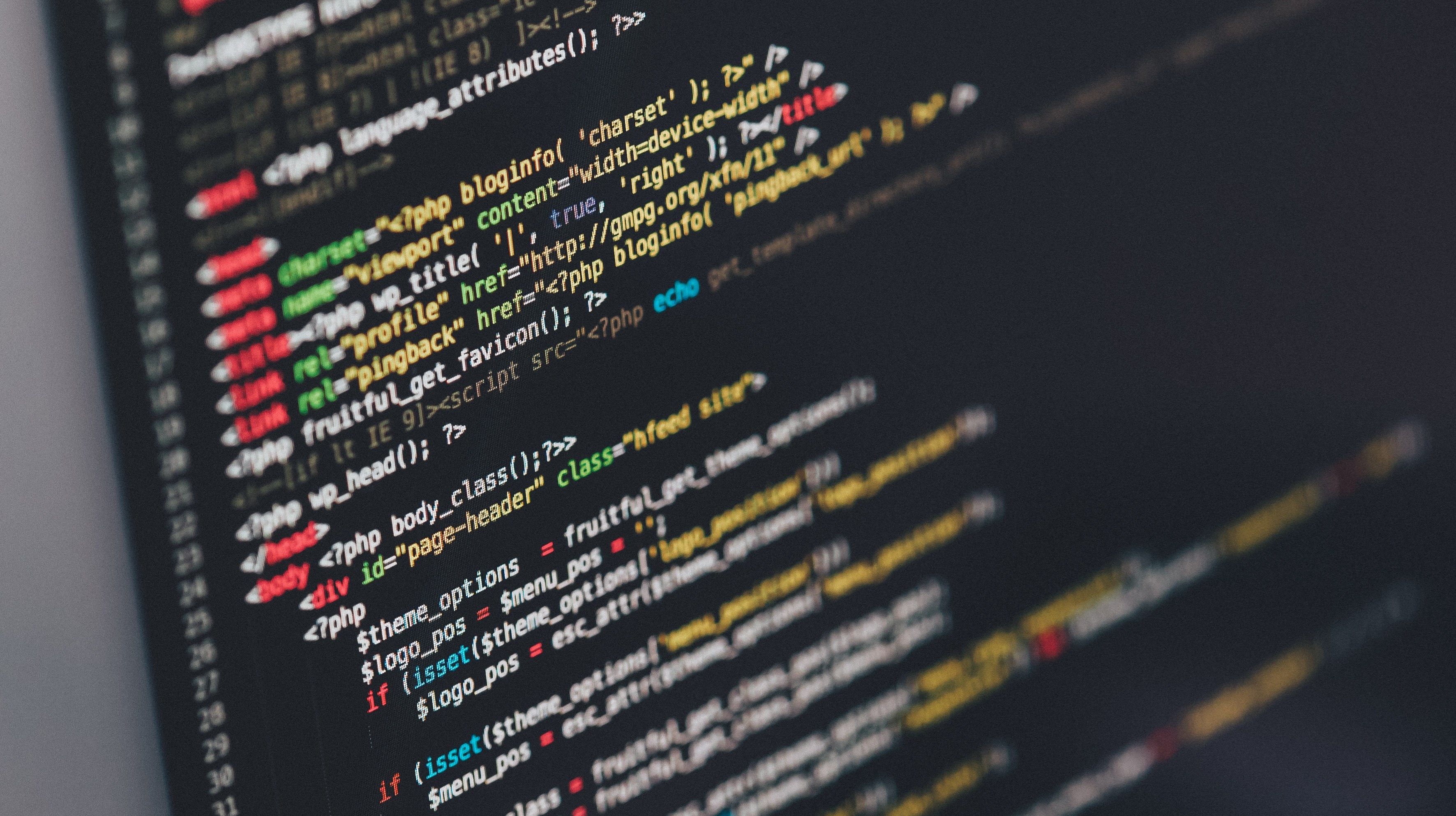 Datakod på svart skärm