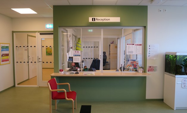 Reception med en disk och en glasruta